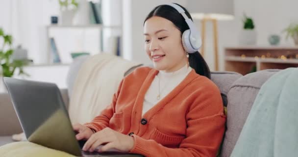 Laptop Fones Ouvido Mulher Asiática Sofá Com Trabalho Casa Oportunidade — Vídeo de Stock