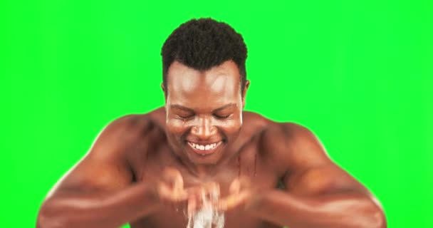笑顔とセルフケア皮膚科と顔のための緑の画面上の黒い男 スキンケアと水スプラッシュ アフリカの男性は 清潔な肌 または健康のための掃除やグルーミングのためのスタジオの背景 — ストック動画