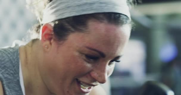 Активная Стройная Потная Женщина Занимающаяся Спортом Похудеть Тренажерном Зале Заботясь — стоковое видео