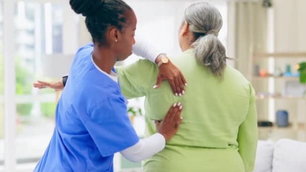 Dor Nas Costas Quiroprático Enfermeiro Com Mulher Idosa Para Fisioterapia — Vídeo de Stock