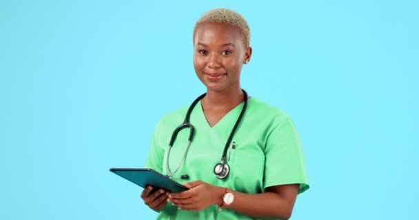 Tablet Médico Rosto Mulher Feliz Isolado Fundo Azul Pesquisa Saúde — Vídeo de Stock