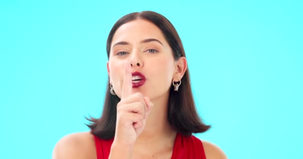 Mutlu Kadın Mavi Arka Plan Gizli Göz Kırpması Parmaklar Dudaklarda — Stok video