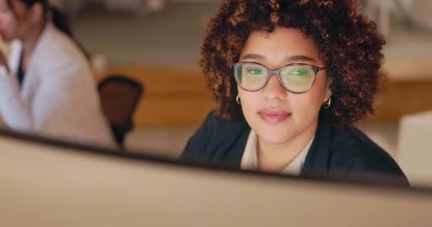 Gesicht Büro Oder Frau Tippen Computer Mail Geschäftsprojekt Oder Online — Stockvideo
