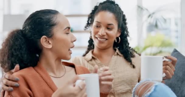 Amar Relajarse Lesbianas Pareja Sofá Café Conversación Para Unión Calma — Vídeo de stock