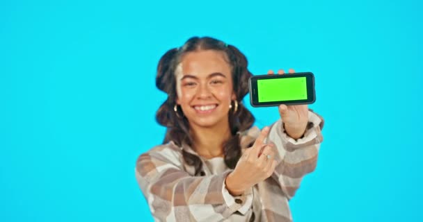 Τηλέφωνο Πράσινη Οθόνη Και Χαρούμενη Γυναίκα Στην Ιστοσελίδα Διαφήμισης Στούντιο — Αρχείο Βίντεο