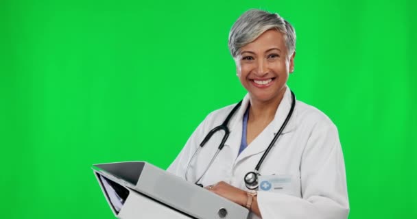 Zielony Ekran Lekarz Twarz Kobiety Aktami Ubezpieczenia Danymi Medycznymi Administracją — Wideo stockowe