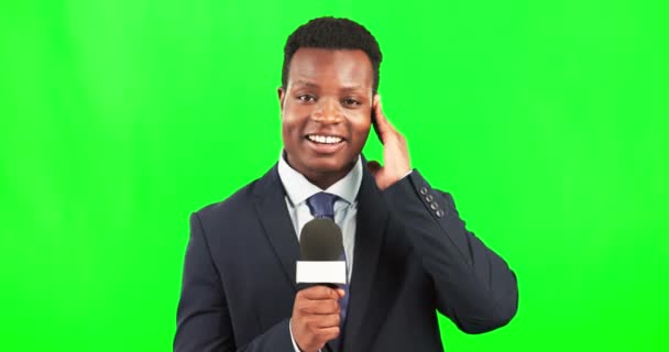Yeşil Ekran Siyah Adam Mikrofonla Bildiriyor Yayın Sitesinden Son Dakika — Stok video