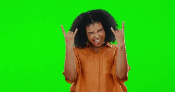 Stüdyoda Yeşil Ekranda Arka Planda Oturan Bir Kadının Portresi Rock — Stok video