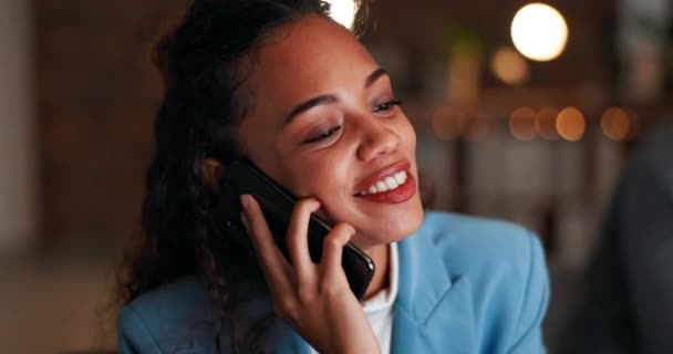 工作时打电话给快乐 健谈和女人 以便在晚上进行联系 陪伴和交谈 笑着笑着 带着手机与公司员工讨论和交流加班事宜 — 图库视频影像