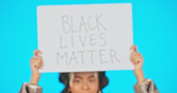 肖像和一个女人与平等的标志隔离蓝色背景在工作室 示威和一个拿着正义和黑人生命斗争委员会的女孩 — 图库视频影像
