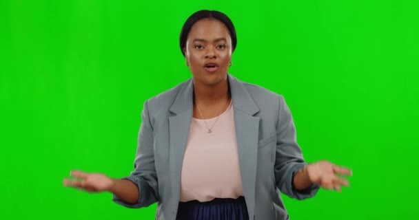在工作室的绿屏背景上 有肖像 演示和一个商业黑人女性来促销 介绍和与一名女雇员谈论铬钥匙模型有关的信息 — 图库视频影像