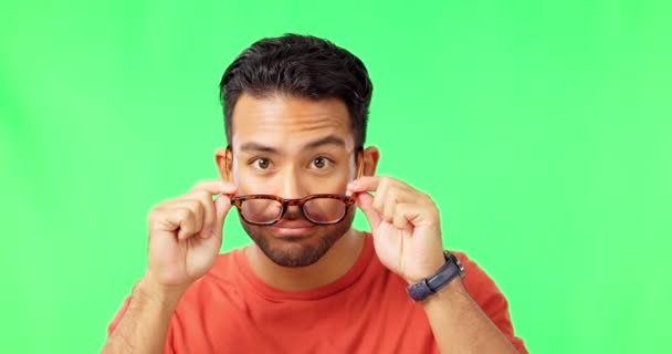 Gafas Cara Hombre Estudio Con Pantalla Verde Para Conciencia Óptica — Vídeo de stock