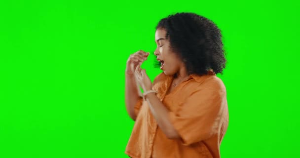 Gezicht Groen Scherm Vrouw Tonen Opgewonden Gelukkig Tegen Een Studio — Stockvideo