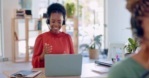 Kundenservice Laptop Videoanruf Und Schwarze Frau Sprechen Über Telemarketing Kommunikation — Stockvideo