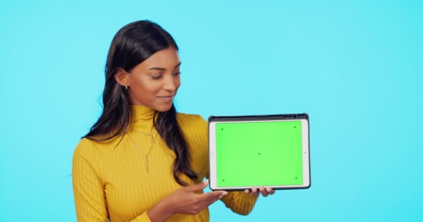快乐的女人 平板电脑 并指出在绿色屏幕上的模型与跟踪标记蓝色工作室的背景 展示用于产品放置或广告的触摸屏显示的女性画像 — 图库视频影像