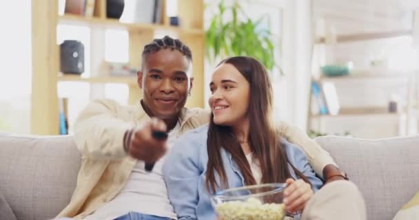 Paar Popcorn Kijken Huis Wijzen Ontspannen Bank Woonkamer Gezicht Portret — Stockvideo