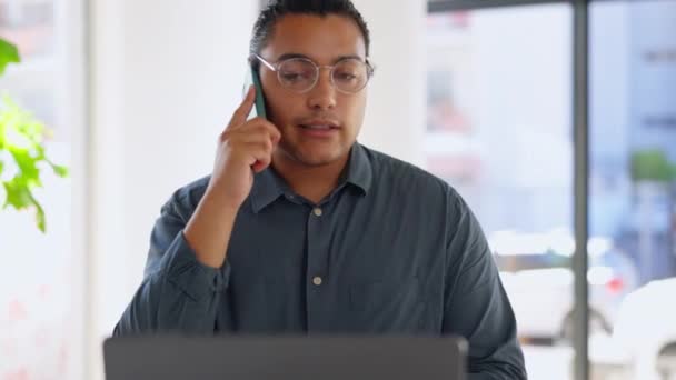 Hombre Llamada Telefónica Hablar Portátil Consultoría Oficina Conversación Con Cliente — Vídeos de Stock