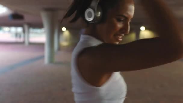 Danza Música Libertad Con Una Bailarina Bailando Escuchando Audio Auriculares — Vídeos de Stock