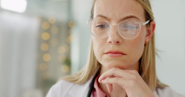 Mujer Doctora Pensando Enfocando Lectura Investigación Web Para Datos Médicos — Vídeos de Stock