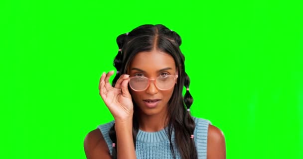 Γυαλιά Πορτραίτα Και Κουτσομπολιά Μια Γυναίκα Φόντο Πράσινης Οθόνης Που — Αρχείο Βίντεο