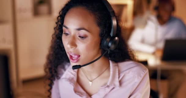 テレマーケティング ビジネス 女性は夜に技術サポートとコンサルティングに取り組んでいます 相談やコールセンターでの会話の中で女性のオフィス 従業員やオンラインネットワーク会社で — ストック動画