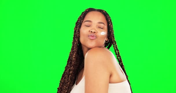 黑人妇女 美丽与奶油和亲吻在绿色屏幕上 乳液保湿和好玩的调情工作室背景 快乐的女性 笑在肖像与皮肤护理和皮肤科与模型 — 图库视频影像