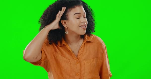 Kadın Yeşil Ekran Ile Dinlemek Için Kulak Karışık Yüz Düşünme — Stok video