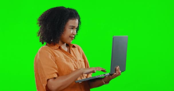 Жінка Посміхається Друкуючи Ноутбуці Зеленому Екрані Студії Ізольовано Макеті Тла — стокове відео