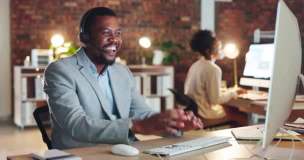 Homem Negro Felicidade Call Center Sucesso Com Crm Sim Com — Vídeo de Stock