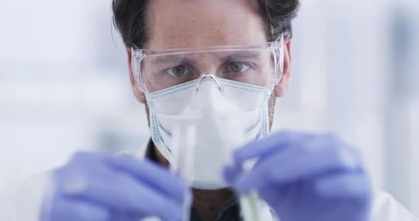 Άνθρωπος Επιστήμονας Και Φιαλίδιο Χημικό Πείραμα Στο Εργαστήριο Για Έρευνα — Αρχείο Βίντεο