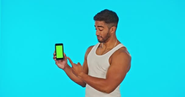 绿色屏幕 电话和男子弹性隔离蓝色背景的健康 训练和健康应用程序的模型 一个强壮有力 健美的人的脸 在工作室里有手机模拟或产品放置空间 — 图库视频影像