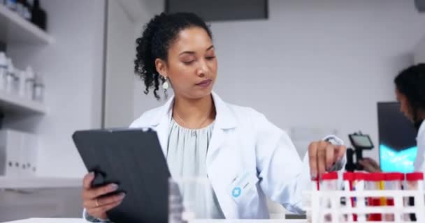 Tabletta Kutatás Egy Tudós Vérmintával Elemzésre Orvosi Innovációra Tesztre Happy — Stock videók