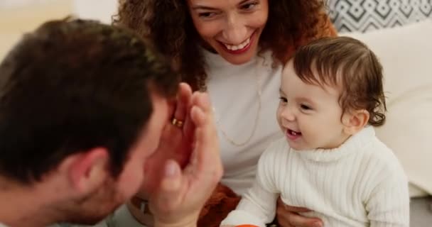 Μωρό Αγάπη Peekaboo Και Ευτυχισμένη Οικογένεια Γονείς Παίζουν Ομολόγων Και — Αρχείο Βίντεο