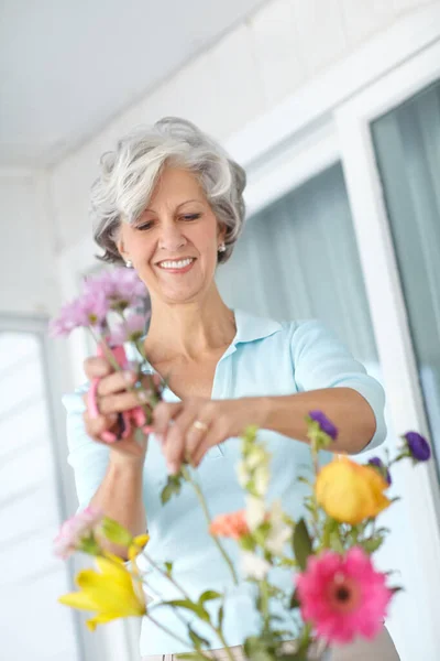Więcej Kolorów Sprawi Będzie Weselej Seniorka Ciesząca Się Kwiatami Układającymi — Zdjęcie stockowe
