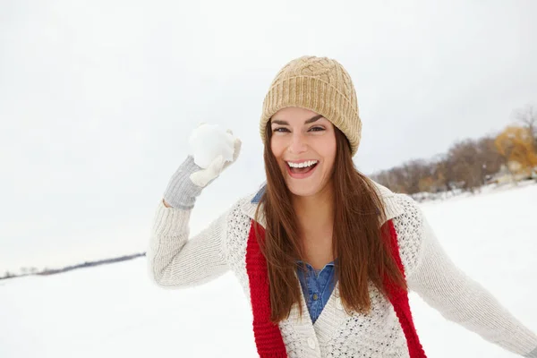 Ось Тут Портрет Привабливої Молодої Жінки Збирається Кинути Сніжку — стокове фото