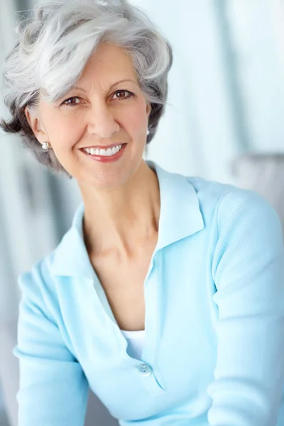 Sağlıklı Beyaz Dişlerle Gülümseyen Yaşlı Bir Kadının Portresi Güzel Yaşlı — Stok fotoğraf
