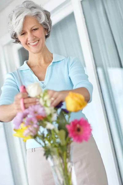 Wszystko Porządku Seniorka Ciesząca Się Kwiatami Układającymi Się Domu — Zdjęcie stockowe