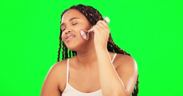 Mujer Feliz Rodillo Facial Belleza Pantalla Verde Fondo Cosméticos Cristal — Vídeo de stock