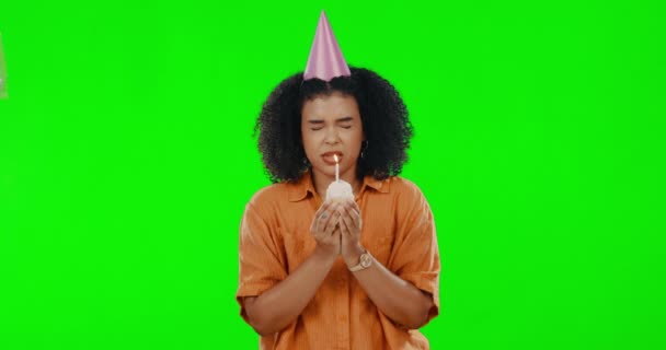 Verjaardagskaars Gelukkig Een Vrouw Een Groen Scherm Met Een Cupcake — Stockvideo
