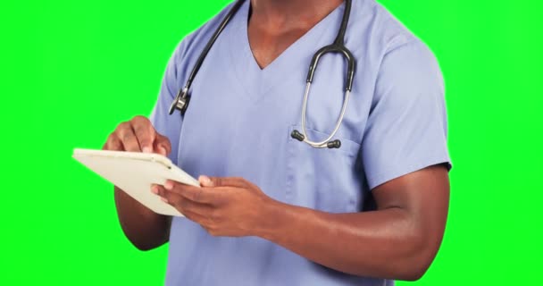 Hombre Negro Las Manos Del Médico Tableta Pantalla Verde Salud — Vídeos de Stock