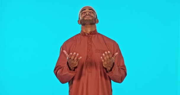 スタジオでの肖像画 イスラム教徒や男性は 神や神を賛美するために青の背景に隔離された祈ります イスラム教や平和の信仰 マインドフルネスや感謝の祈りの中で幸せな精神的な人 — ストック動画