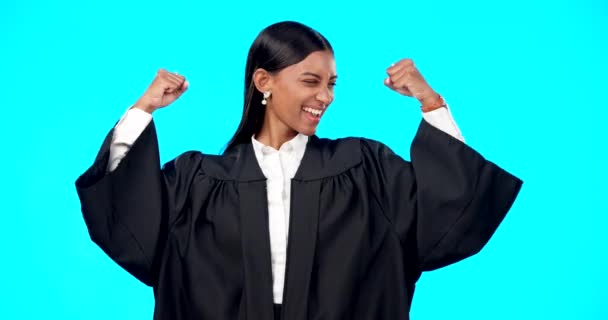 坚强的女律师 脸上和演播室里都有两头肌庆祝 微笑或法律胜利的蓝色背景 快乐和印第安法律专家肖像 以庆祝背景赋予权力 — 图库视频影像