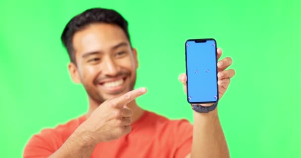 Homem Asiático Telefone Apontando Para Mockup Tela Verde Com Marcadores — Vídeo de Stock