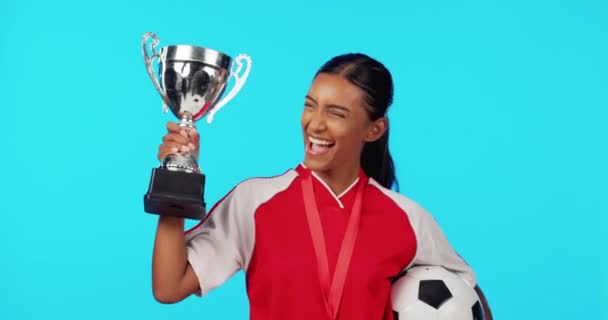 Trofeum Sportowe Pocałunek Lub Kobieta Zadowolona Nagrody Piłkarz Zwycięzca Meczu — Wideo stockowe
