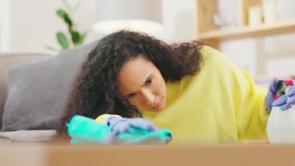 Kadın Kahve Masasını Spreyle Şişeyle Bezle Temizliyor Oturma Odasında Temizlik — Stok video