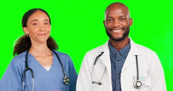 자부심을 스크린 스튜디오에서 의사와 팀워크 간호사 진료소를 배경으로 남녀의 행복하고 — 비디오