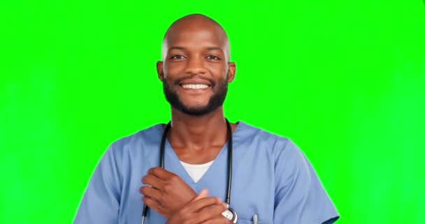 Cirurgião Tela Verde Braços Cruzados Homem Negro Feliz Para Ajuda — Vídeo de Stock