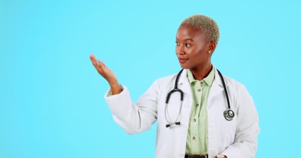 Ręka Lekarza Puste Miejsce Izolowane Niebieskim Tle Prezentacji Opieki Zdrowotnej — Wideo stockowe