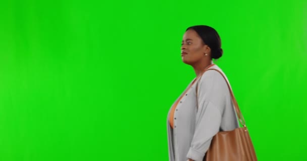 Zoek Gelukkig Een Zwarte Vrouw Een Groen Scherm Verkennen Geïsoleerd — Stockvideo