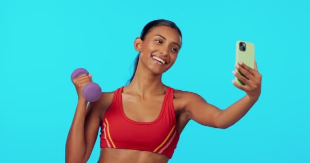 Γυμναστήριο Γυναίκα Και Αλτήρα Στο Στούντιο Για Selfie Εικόνα Προφίλ — Αρχείο Βίντεο